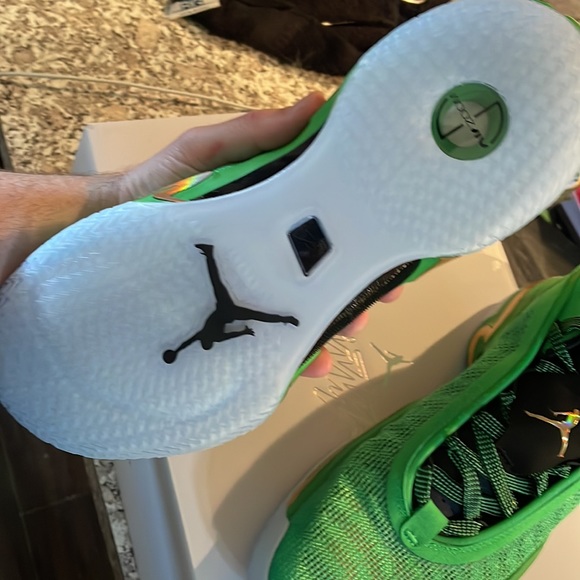 JORDAN 36GREEN SPARK/METALLIC GOLD 10.5 sneaker is gorgeous - box best box ever - Picture 5 of 5
